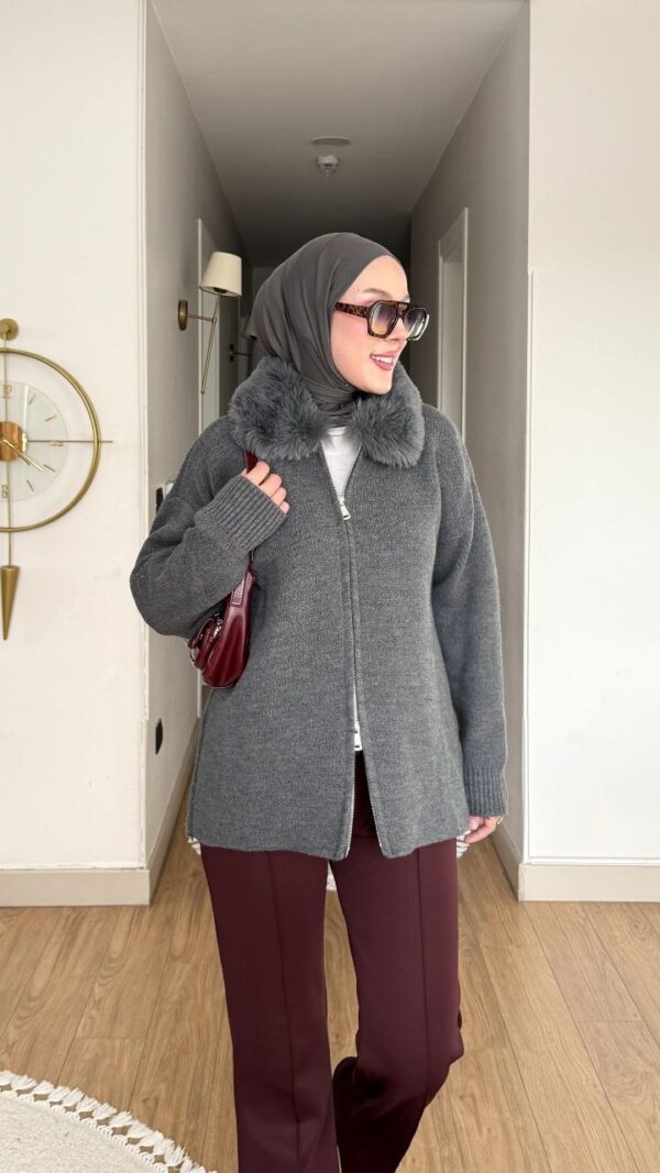 Gri kürk yakalı fermuarlı triko hırka, oversize kesim, koyu pantolonla başörtülü kombin