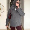 Gri kürk yakalı fermuarlı triko hırka, oversize kesim, koyu pantolonla başörtülü kombin