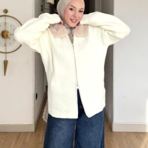 Krem kürk yakalı fermuarlı triko hırka, mavi kot pantolonla günlük kombin