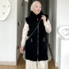 Siyah kürk yakalı fermuarlı uzun yelek, krem pantolonla başörtülü kışlık kombin