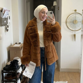 Taba kürk yakalı bağcıklı kışlık ceket, kürk manşet ve mavi denim kombin