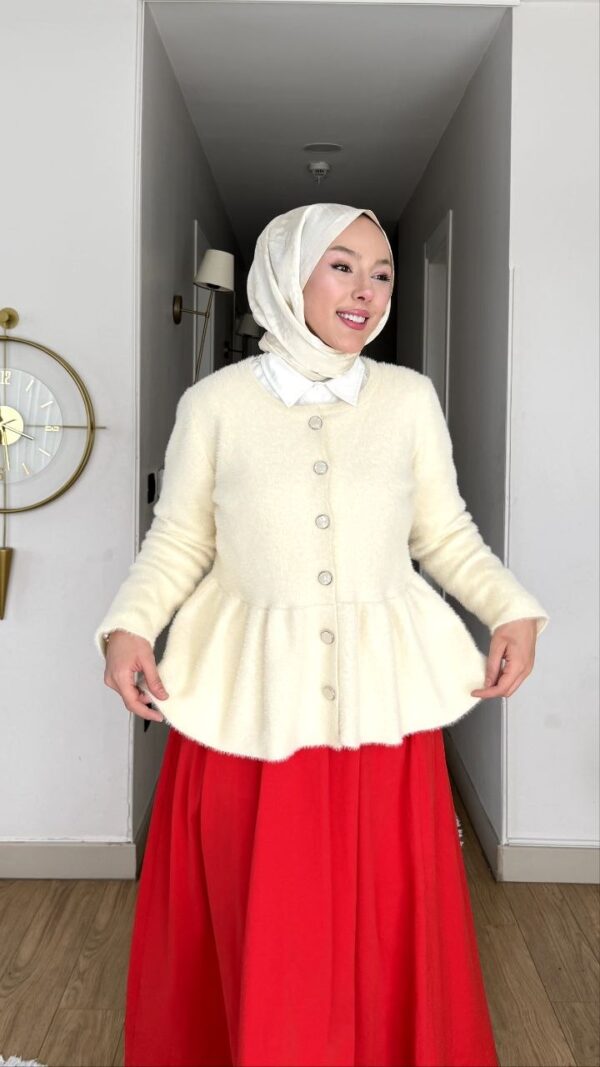 Krem peplum angora hırka, taş düğmeli, kırmızı etekle kombin