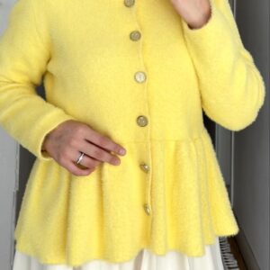 Sarı peplum angora hırka, taş düğmeli, krem etekle kombin