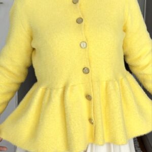 Sarı peplum angora hırka, taş düğmeli, krem etekle kombin