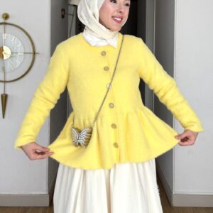 Sarı peplum angora hırka, taş düğmeli, krem etekle kombin