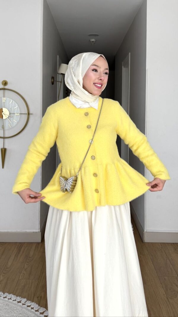 Sarı peplum angora hırka, taş düğmeli, krem etekle kombin