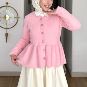 Pembe peplum angora hırka, taş düğmeli, krem etekle kombin