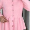 Pembe peplum angora hırka, taş düğmeli, krem etekle kombin