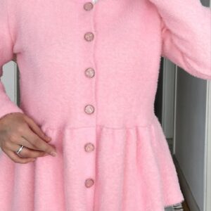 Pembe peplum angora hırka, taş düğmeli, krem etekle kombin
