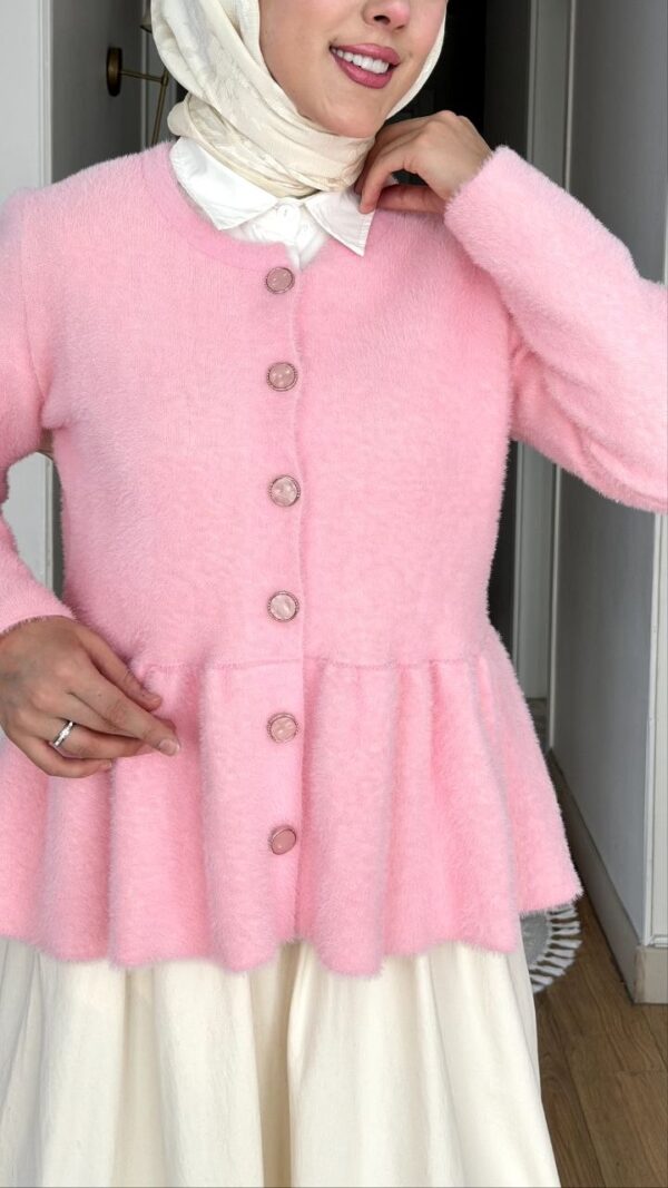 Pembe peplum angora hırka, taş düğmeli, krem etekle kombin