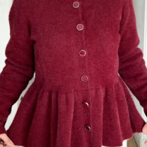 Bordo peplum angora hırka, taş düğmeli, krem etekle tesettür kombin