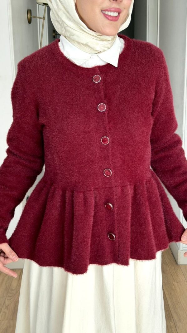 Bordo peplum angora hırka, taş düğmeli, krem etekle tesettür kombin