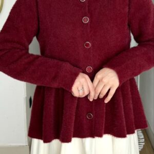 Bordo peplum angora hırka, taş düğmeli, krem etekle tesettür kombin