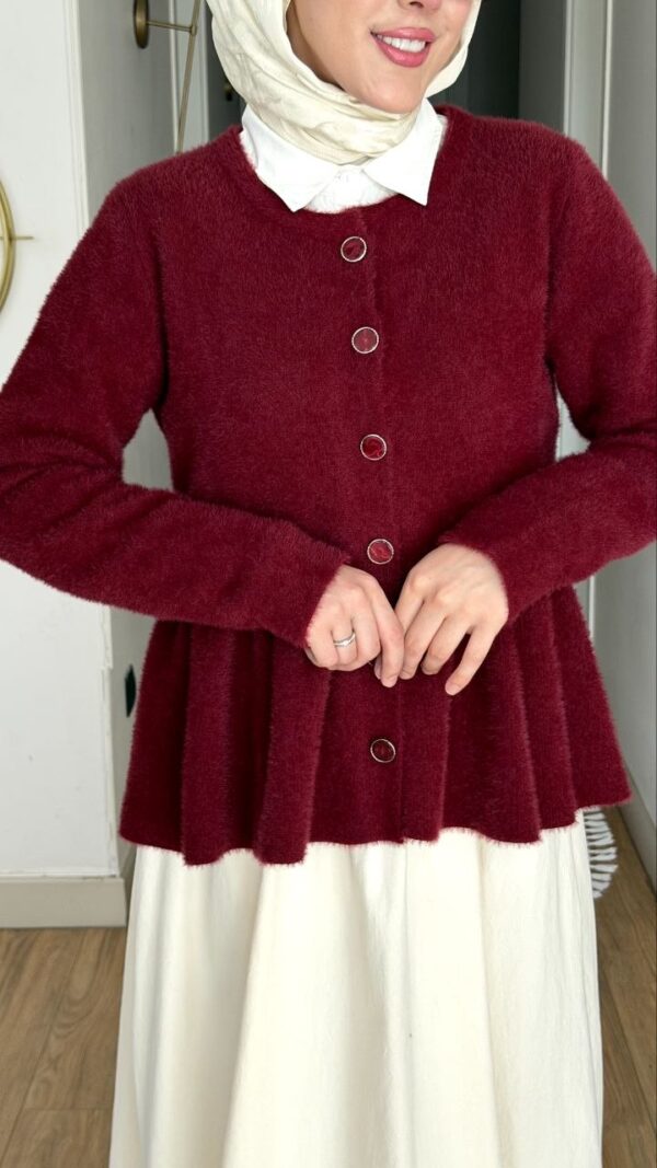 Bordo peplum angora hırka, taş düğmeli, krem etekle tesettür kombin