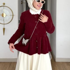 Bordo peplum angora hırka, taş düğmeli, krem etekle tesettür kombin