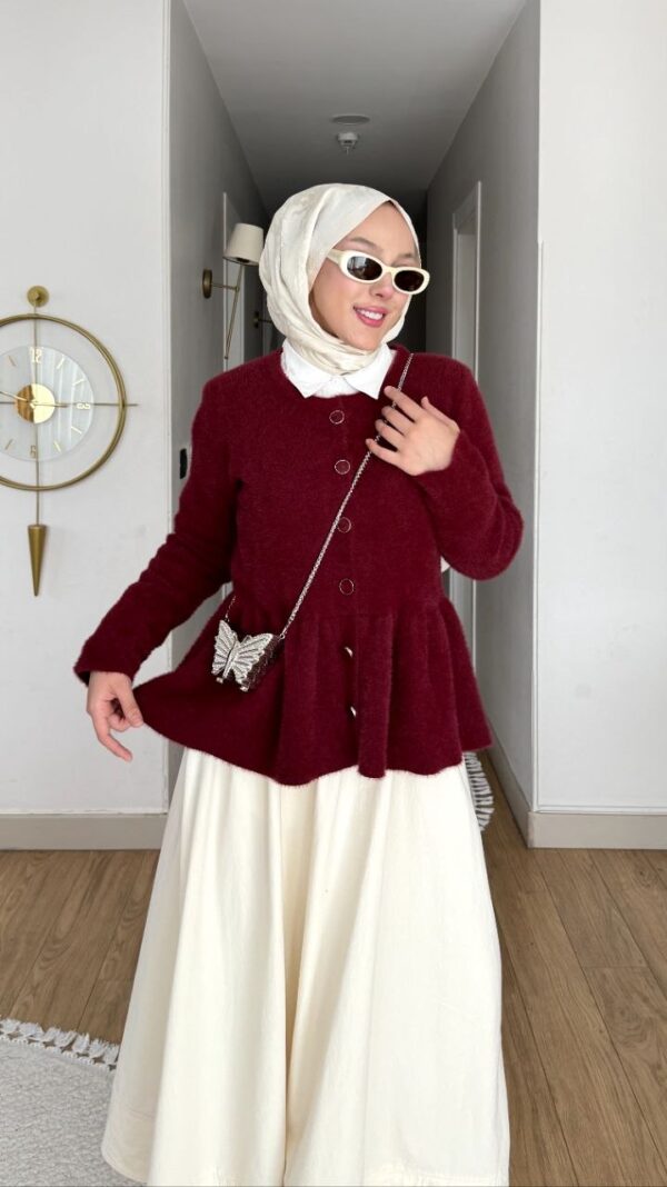 Bordo peplum angora hırka, taş düğmeli, krem etekle tesettür kombin