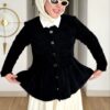 Siyah peplum angora hırka, taş düğmeli ve fırfır etekli, beyaz gömlek yakalı kombin