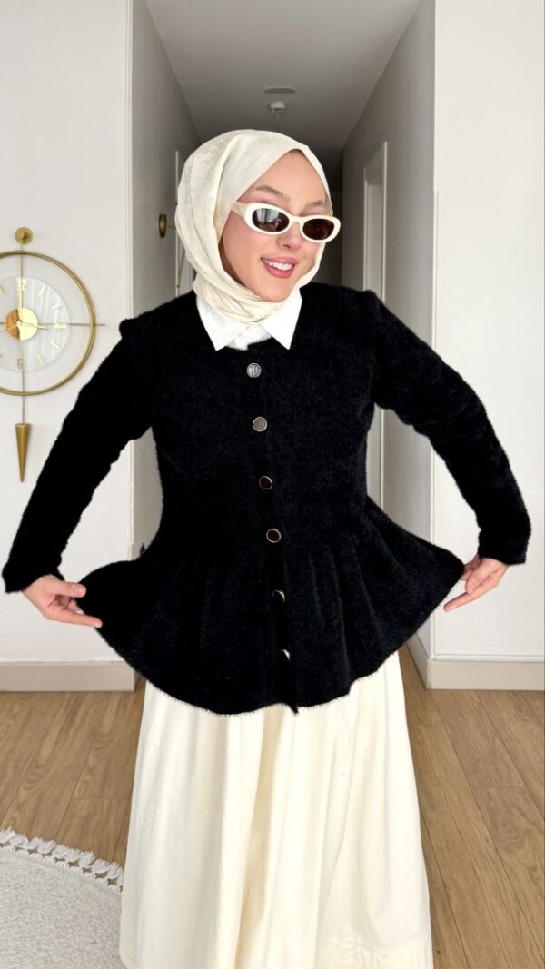 Siyah peplum angora hırka, taş düğmeli ve fırfır etekli, beyaz gömlek yakalı kombin