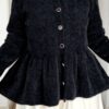 Siyah peplum angora hırka, taş düğmeli ve fırfır etekli, beyaz gömlek yakalı kombin