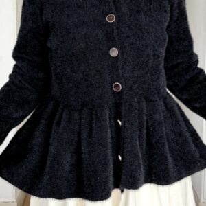 Siyah peplum angora hırka, taş düğmeli ve fırfır etekli, beyaz gömlek yakalı kombin