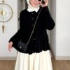 Siyah peplum angora hırka, taş düğmeli ve fırfır etekli, beyaz gömlek yakalı kombin