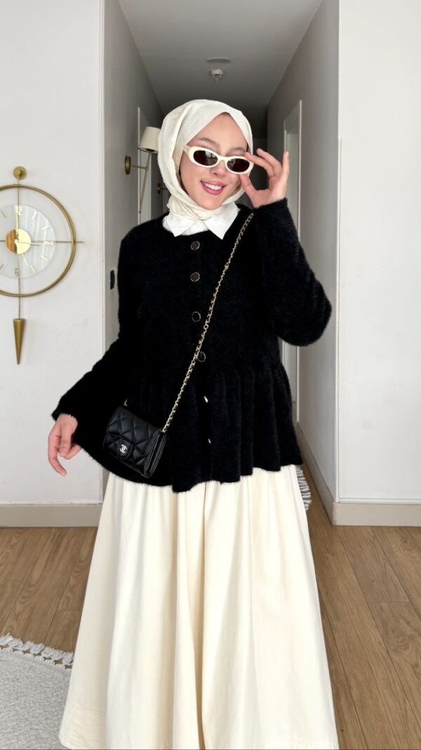 Siyah peplum angora hırka, taş düğmeli ve fırfır etekli, beyaz gömlek yakalı kombin