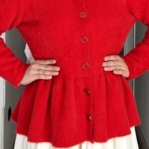 Kırmızı peplum angora hırka, taş düğmeli, krem etekle yakın çekim
