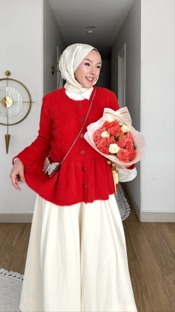 Kırmızı peplum angora hırka, taş düğmeli, krem etekle yakın çekim