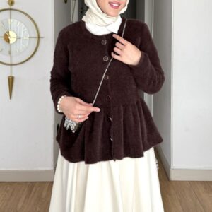 Kahverengi peplum angora hırka, taş düğmeli, krem etekle kışlık kombin