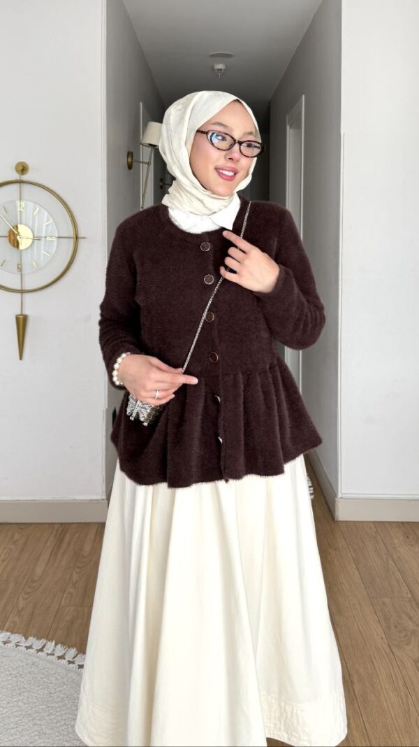 Kahverengi peplum angora hırka, taş düğmeli, krem etekle kışlık kombin