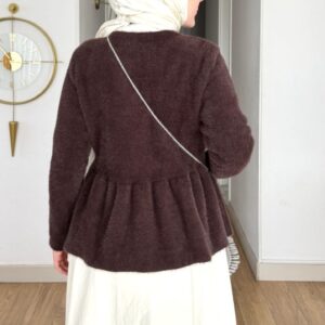Kahverengi peplum angora hırka, taş düğmeli, krem etekle kışlık kombin