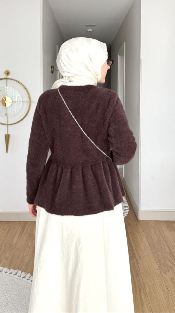 Kahverengi peplum angora hırka, taş düğmeli, krem etekle kışlık kombin
