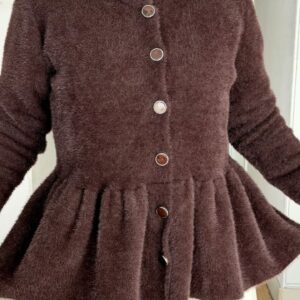 Kahverengi peplum angora hırka, taş düğmeli, krem etekle kışlık kombin
