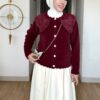 Bordo pelerin yakalı angora hırka, dantel işlemeli organze yaka, krem etekle yakın çekim