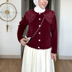 Bordo pelerin yakalı angora hırka, dantel işlemeli organze yaka, krem etekle yakın çekim