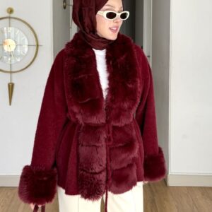 Bordo kürk yakalı bağcıklı kışlık ceket, kürk manşet ve beyaz pantolon kombini