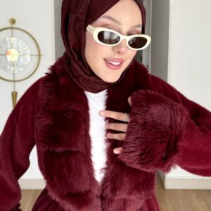 Bordo kürk yakalı bağcıklı kışlık ceket, kürk manşet ve beyaz pantolon kombini