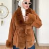 Taba kürk yakalı bağcıklı kışlık ceket, kürk manşet ve mavi denim kombin