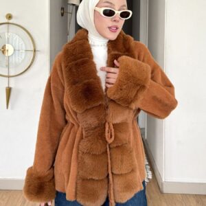 Taba kürk yakalı bağcıklı kışlık ceket, kürk manşet ve mavi denim kombin
