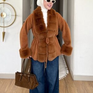 Taba kürk yakalı bağcıklı kışlık ceket, kürk manşet ve mavi denim kombin
