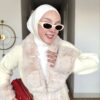 Krem kürk yakalı bağcıklı kışlık ceket, kürk detaylı yakın çekim kombin
