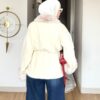 Krem kürk yakalı bağcıklı kışlık ceket, kürk detaylı yakın çekim kombin