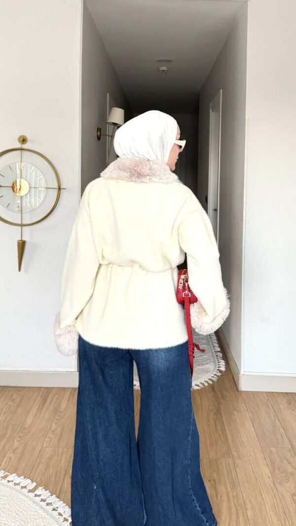 Krem kürk yakalı bağcıklı kışlık ceket, kürk detaylı yakın çekim kombin